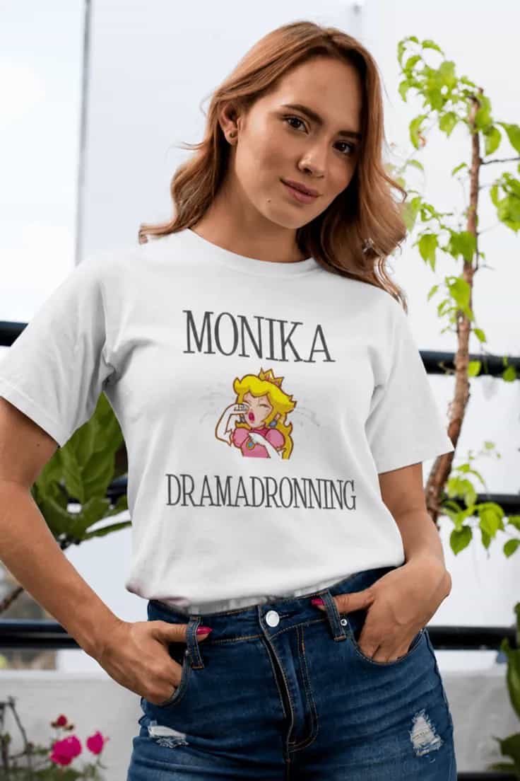 Sjov t-shirt Dramadronning med navn - MONIKA