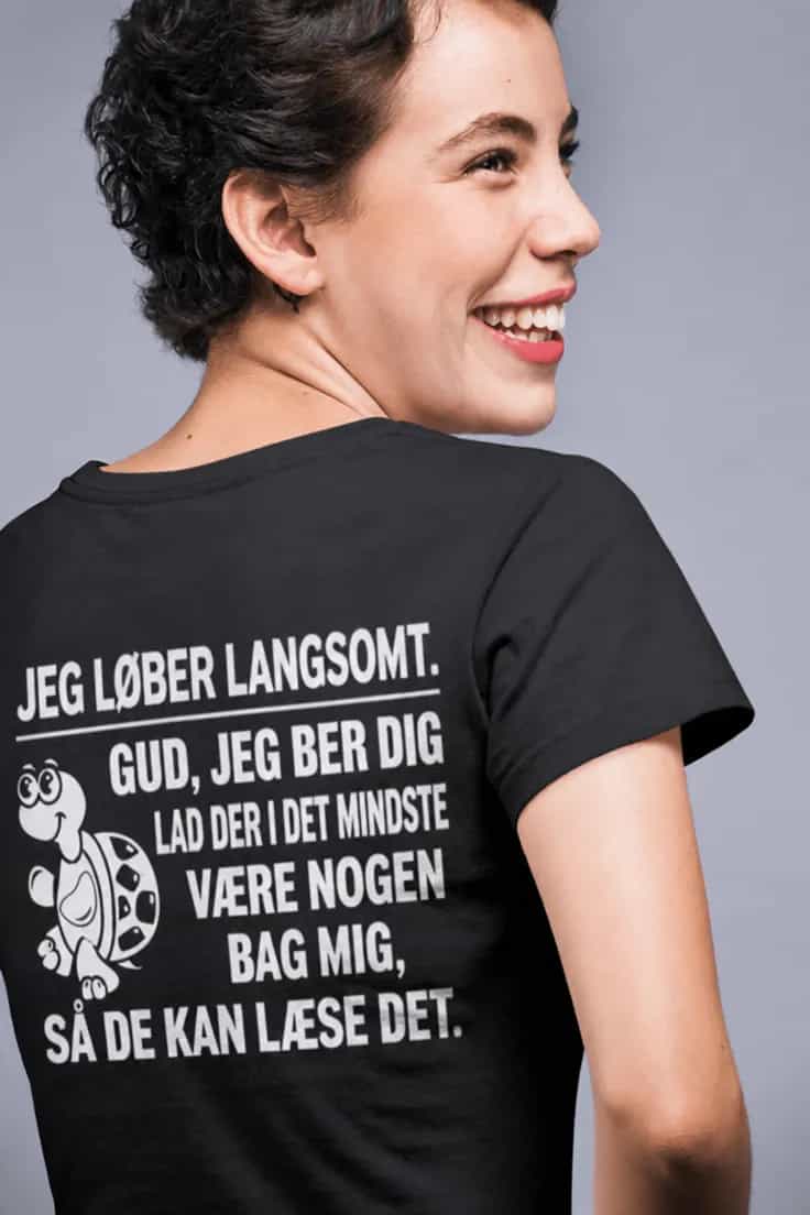 Sjov t-shirt Jeg løber langsomt – JEG LØBER LANGSOMT