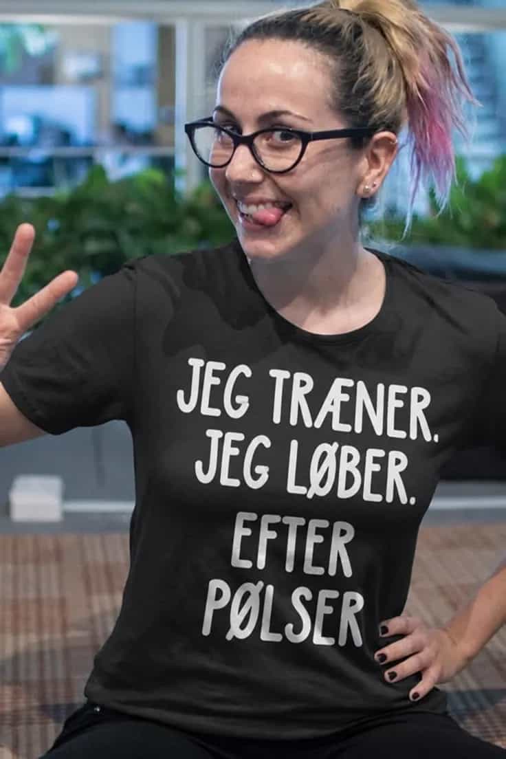 Sjov t-shirt Løber efter pølser – JEG TRÆNER.