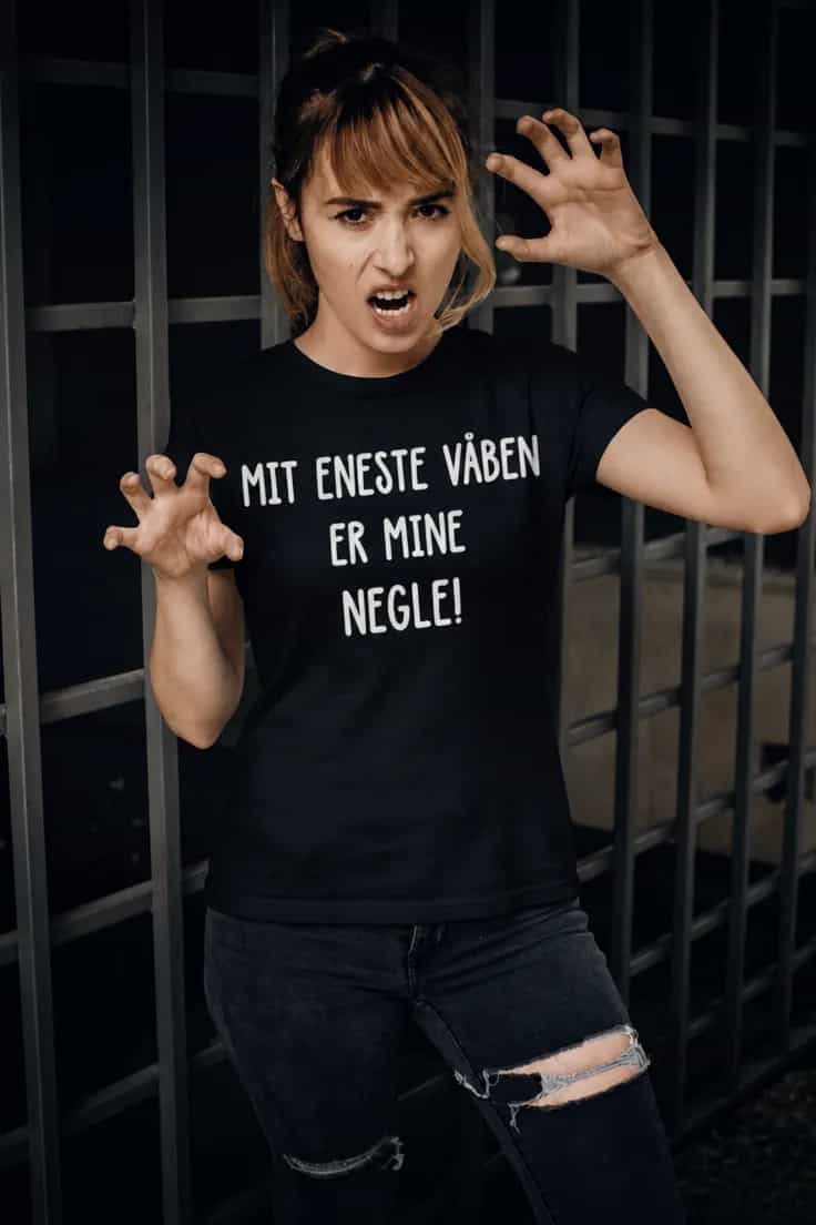 Sjov t-shirt Mit våben er negle | MIT ENESTE VÅBEN