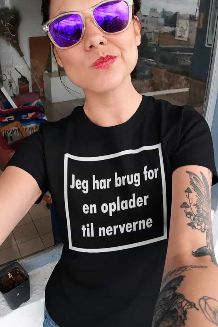 Sjov t-shirt Oplader til nerverne – Jeg har brug for