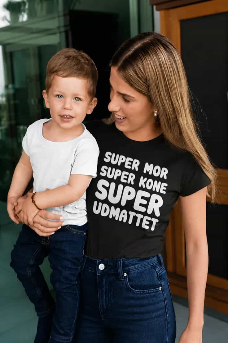 Sjov t-shirt Super udmattet mor – SUPER MOR