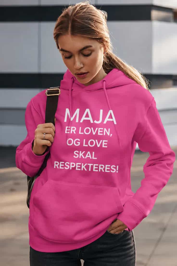 Sweater Jeg er loven med navn – MAJA ER LOVEN