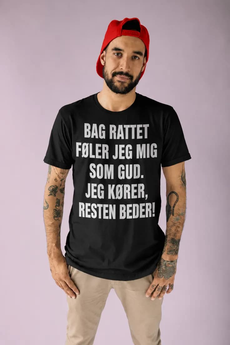 Sjov t-shirt Bag rattet som Gud | BAG RATTET