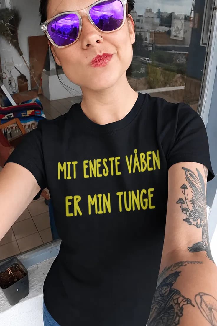Sjov t-shirt Kun tungen som våben – MIT ENESTE