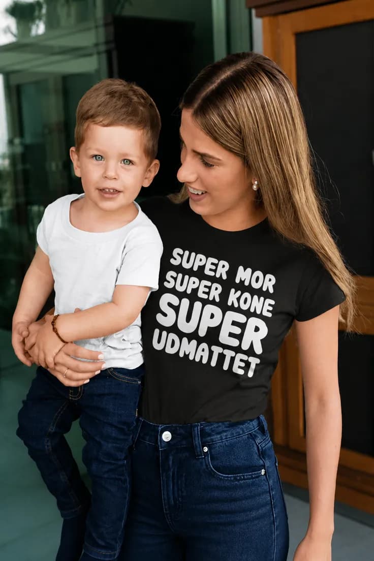 Sjov t-shirt Super udmattet mor – SUPER MOR