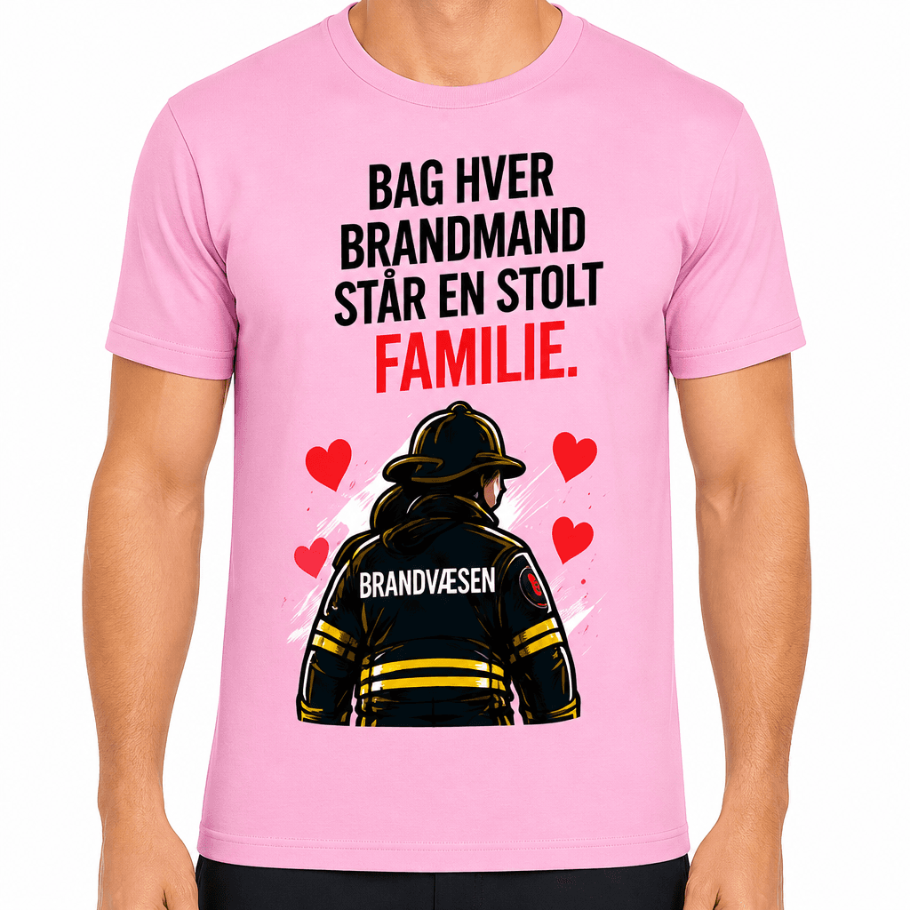 Brandmand T-shirt – Bag hver brandmand står en stolt familie.
