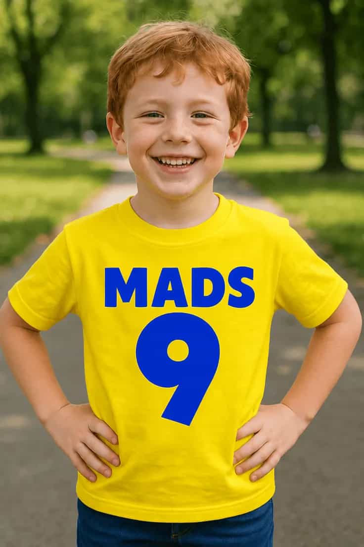Børne t-shirt Sportsdragt med navn MADS