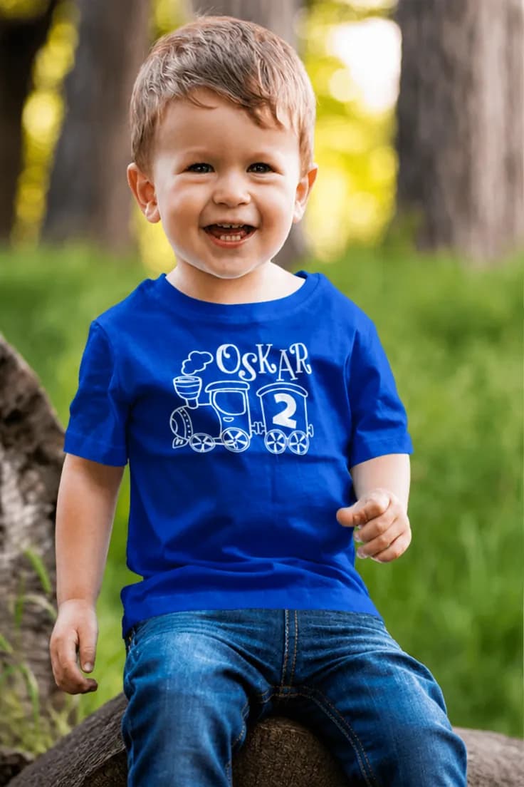 Børne t-shirt Tog og alder med navn - OSKAR 2