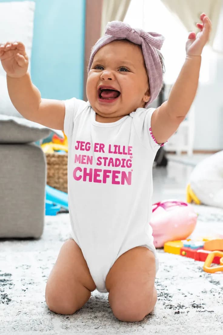 Baby-body Lille chef – JEG ER LILLE MEN STADIG CHEFEN