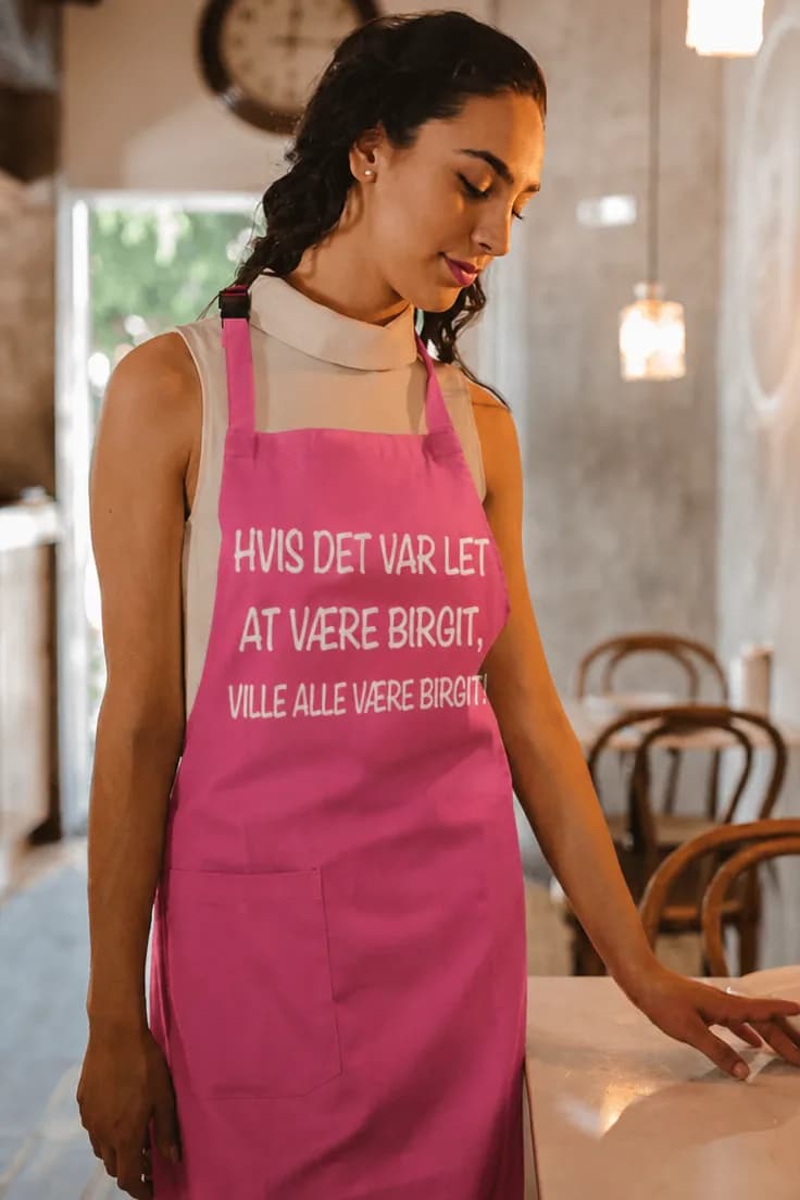 Forklæde med navn – HVIS DET VAR LET AT VÆRE BIRGIT