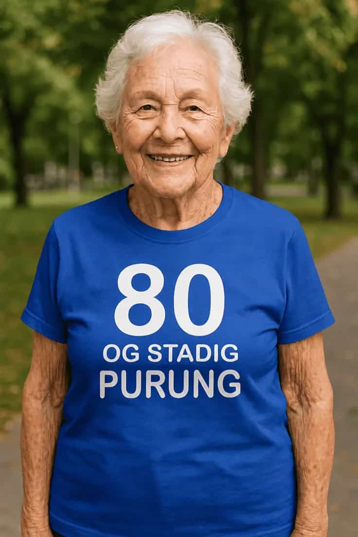 T-shirt 80 år og stadig purung - blå tekst
