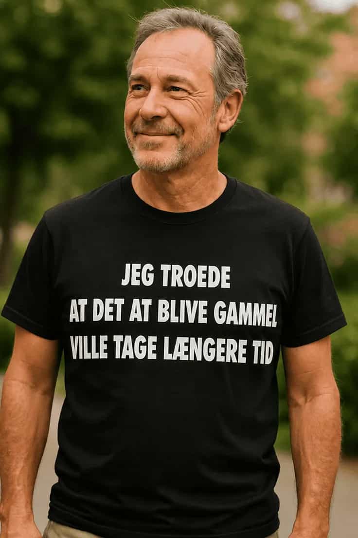 Sjov t-shirt med teksten 'Aldring tager længere tid'