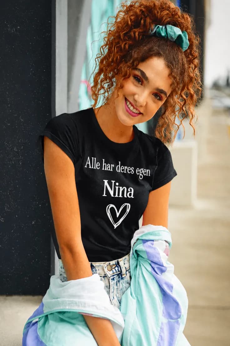 Sjov t-shirt Alle har sin egen med navn – Nina ♡