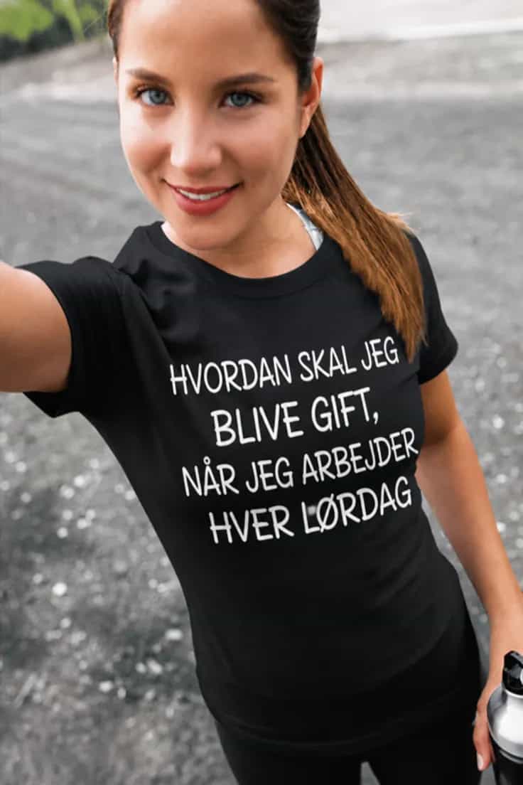 Sjov t-shirt Arbejder hver lørdag – HVORDAN SKAL