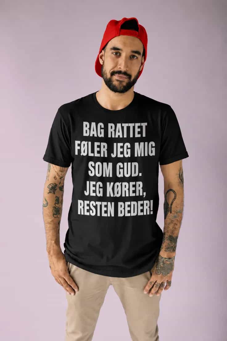 Sjov t-shirt Bag rattet som Gud | BAG RATTET