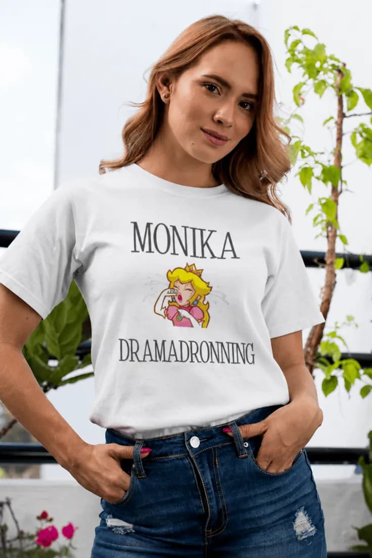 Sjov t-shirt Dramadronning med navn - MONIKA
