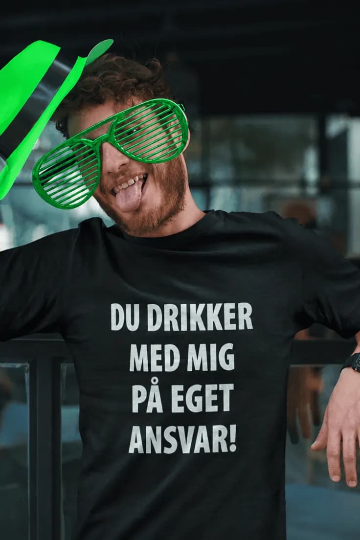 Sjov t-shirt Drik på eget ansvar – DU DRIKKER