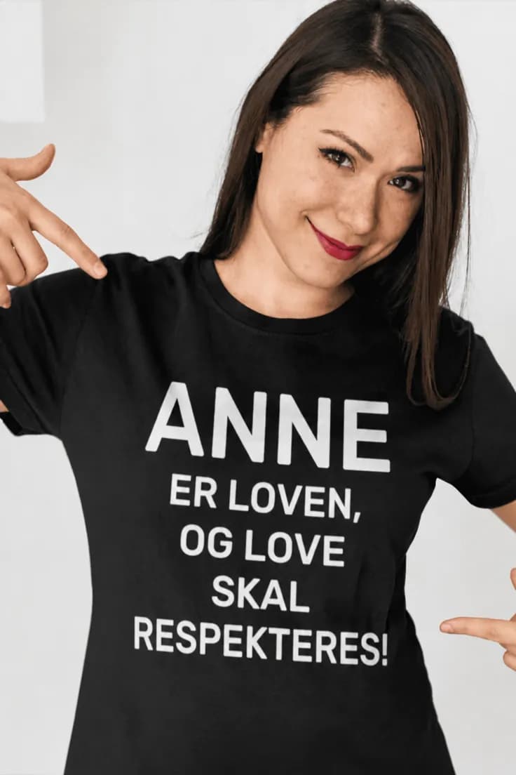 Sjov t-shirt Er loven med navn - ANNE ER LOVEN