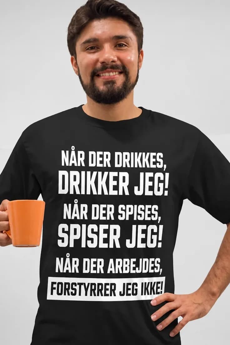 Sjov t-shirt Forstyrrer ikke – NÅR DER DRIKKES,