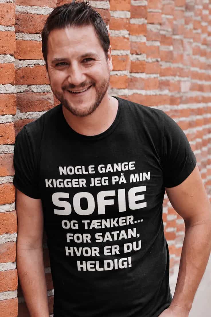 Sjov t-shirt heldig kæreste med navn – NOGLE GANGE