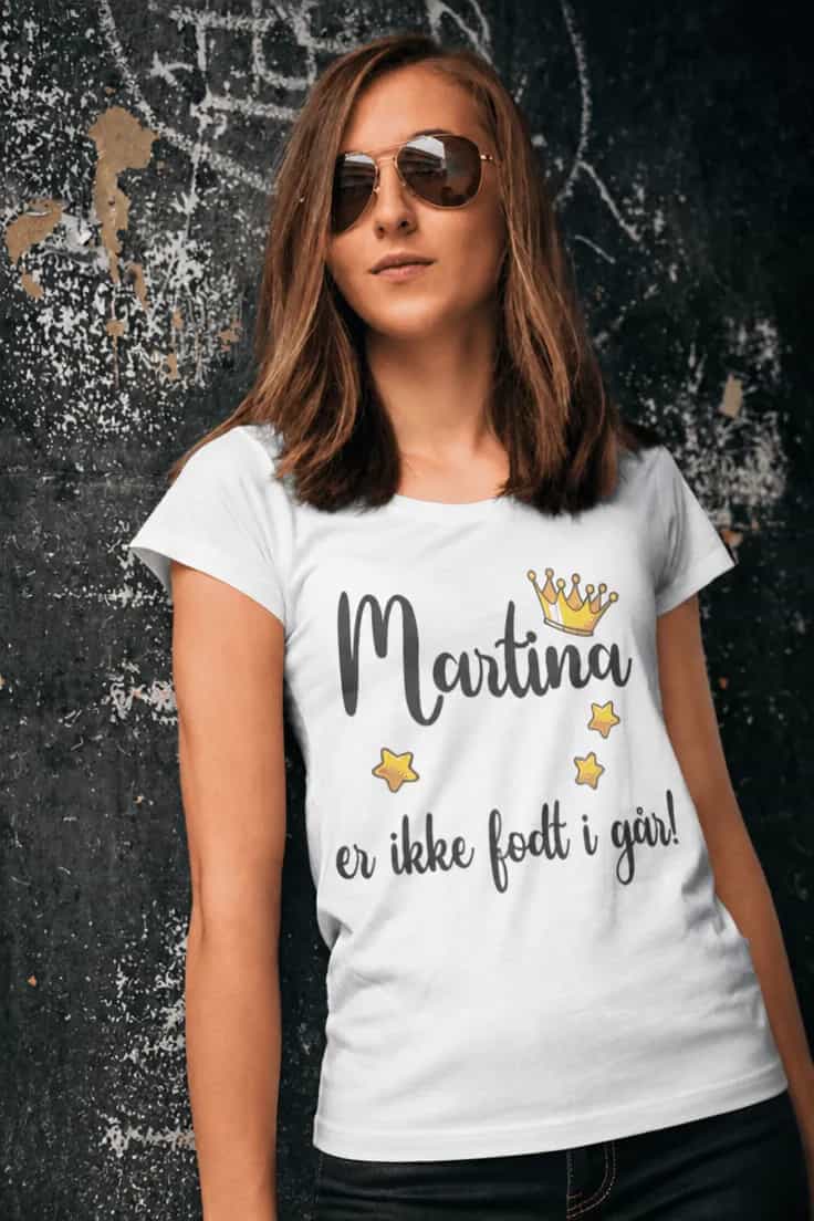 Sjov t-shirt Ikke født i går med navn