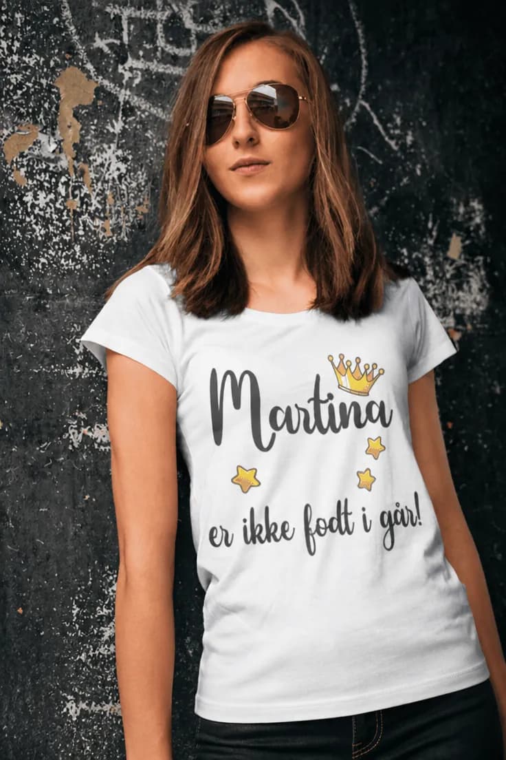 Sjov t-shirt Ikke født i går med navn