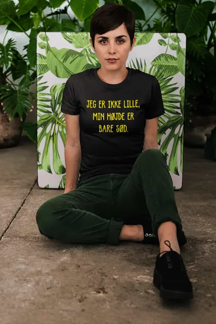 Sjov t-shirt Ikke lille bare sød – JEG ER IKKE LILLE,
