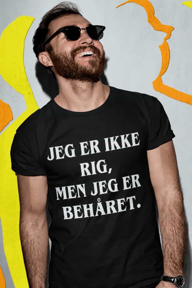 Sjov t-shirt Ikke rig men behåret – JEG ER IKKE