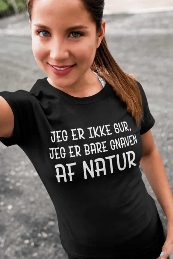 Sjov t-shirt Ikke sur af natur – JEG ER IKKE SUR,