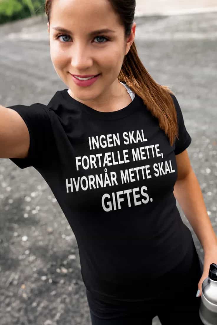 T-shirt med teksten Ingen bestemmer med ønsket navn