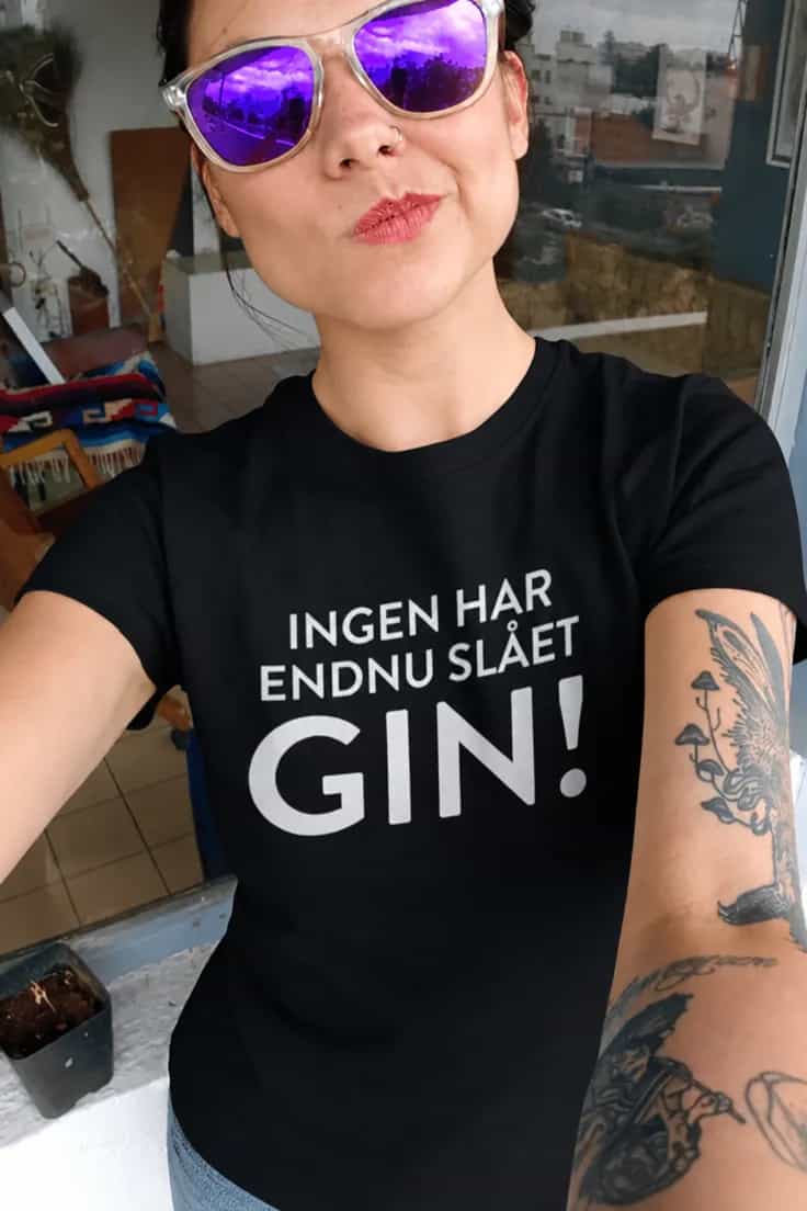 T-shirt Ingen har slået gin med ønsket tekst