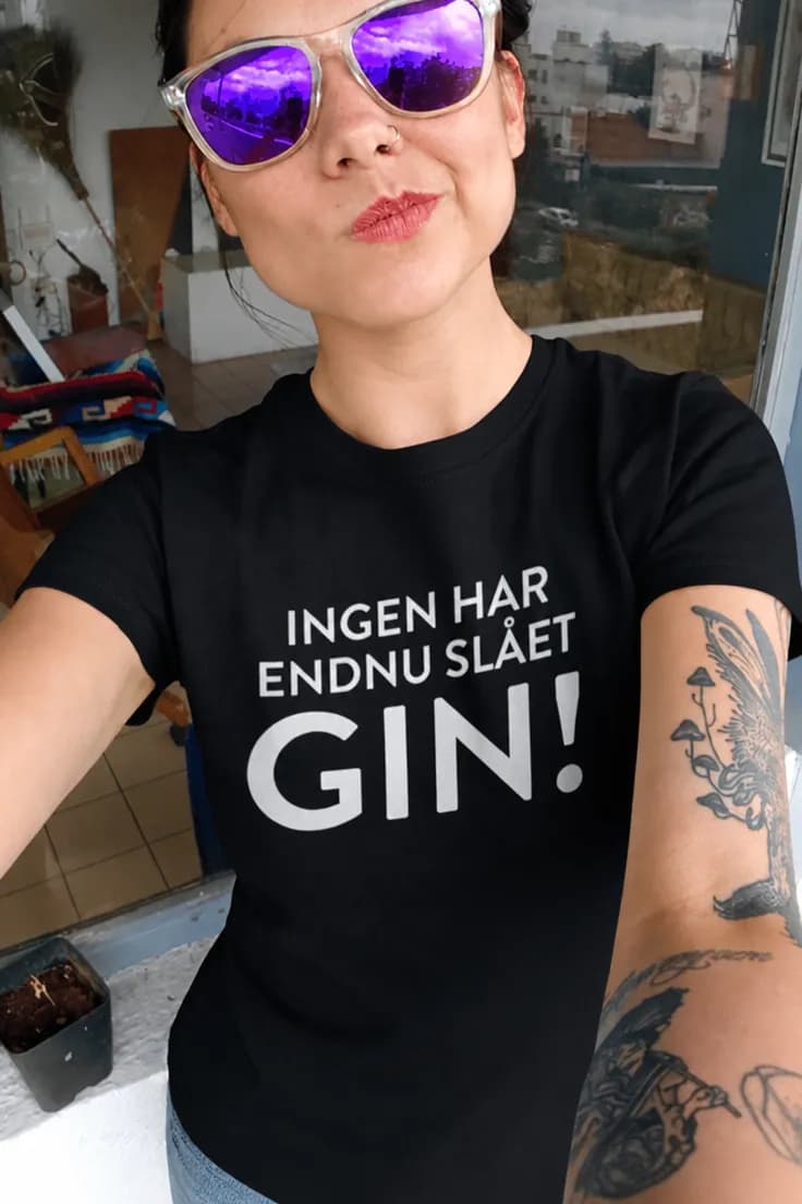T-shirt Ingen har slået gin med ønsket tekst