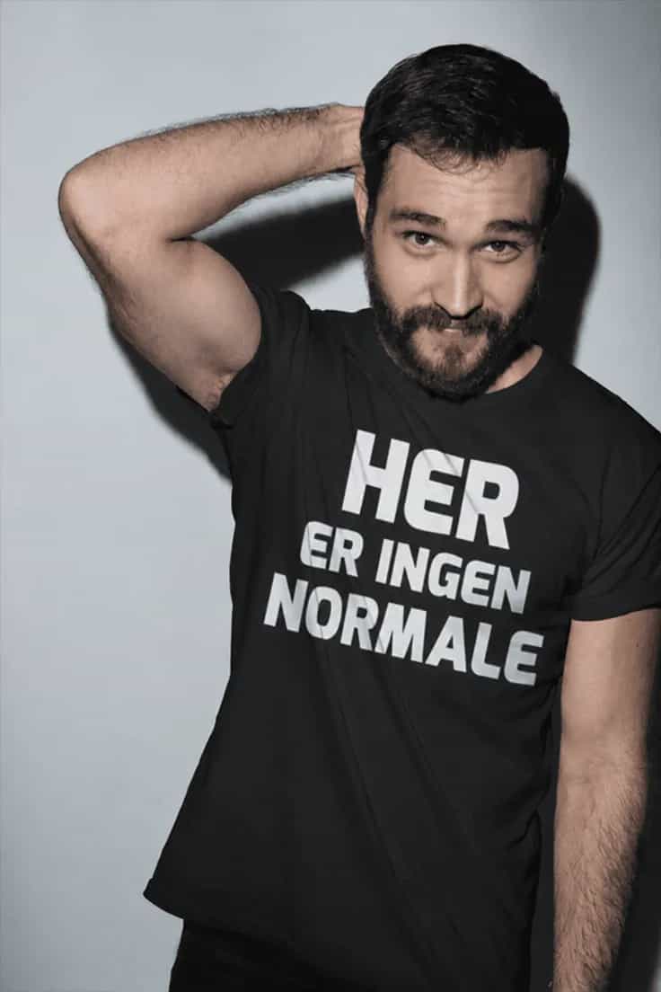Sjov t-shirt Ingen her er normal - HER ER INGEN NORMALE
