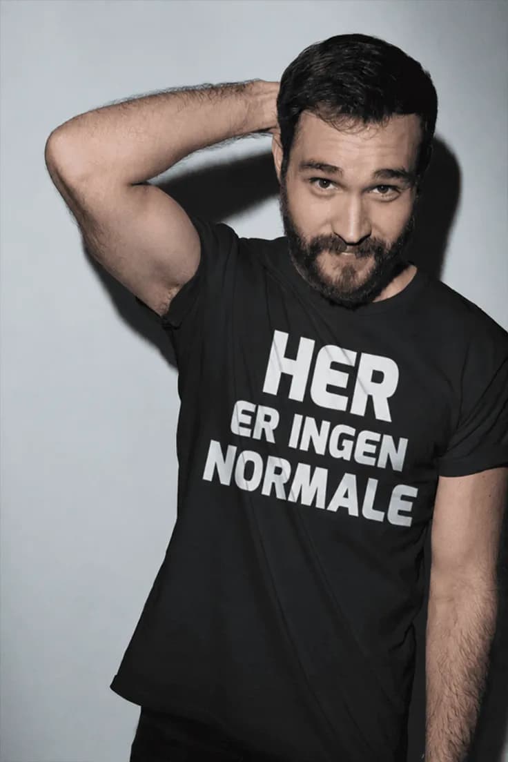 Sjov t-shirt Ingen her er normal - HER ER INGEN NORMALE
