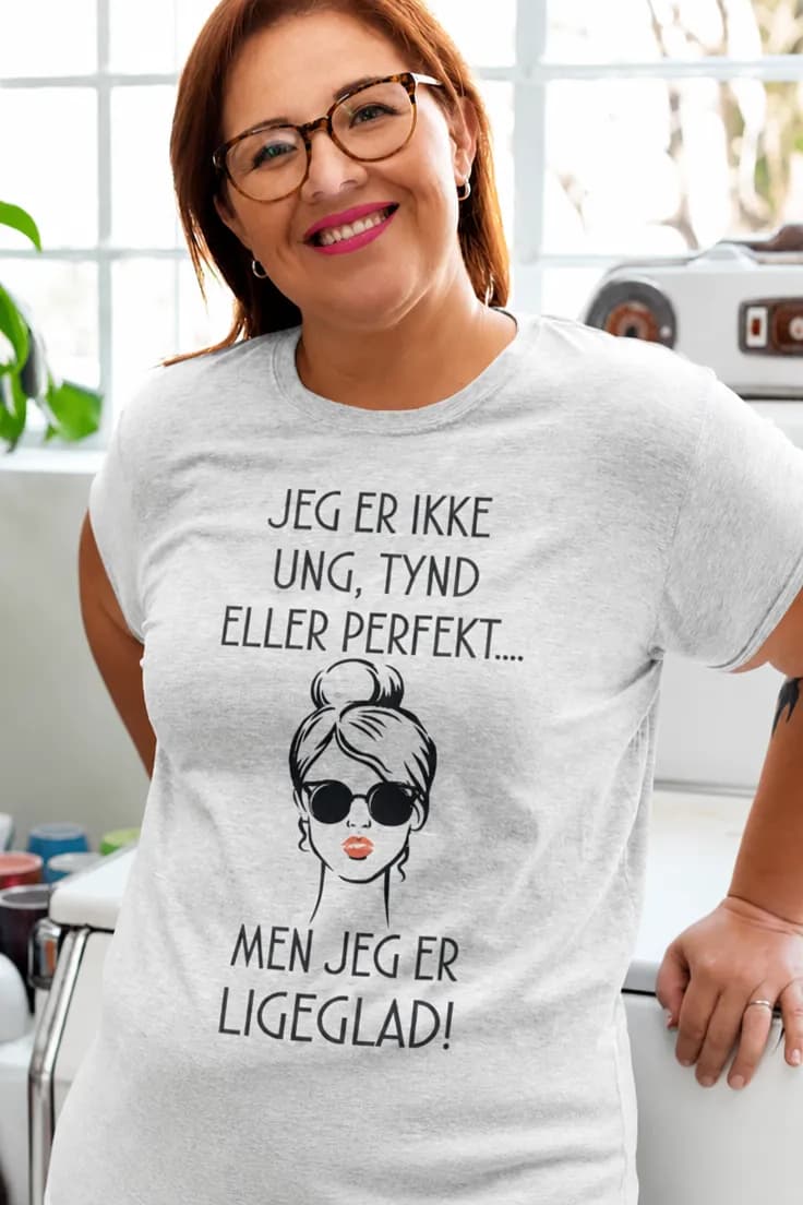 Sjov t-shirt Jeg er ligeglad – JEG ER IKKE