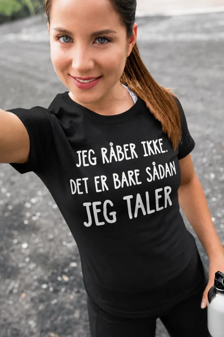 Sjov t-shirt Jeg råber ikke – JEG RÅBER IKKE.