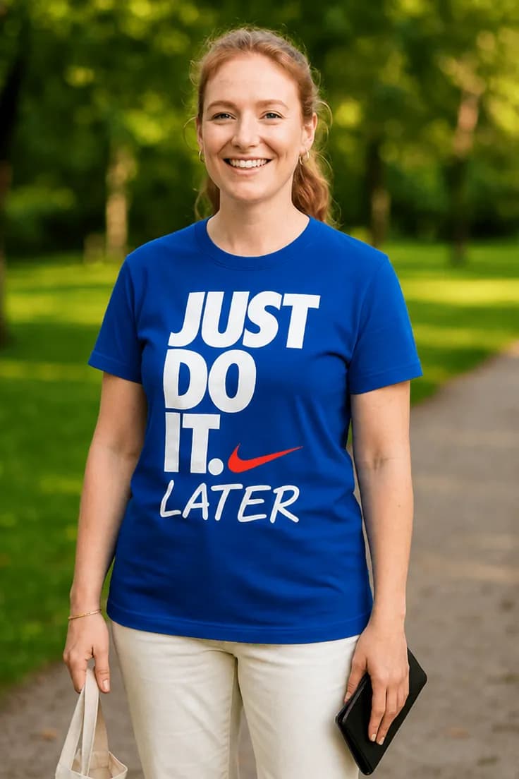 Sjov t-shirt Just do it later – JUST DO IT. LATER.