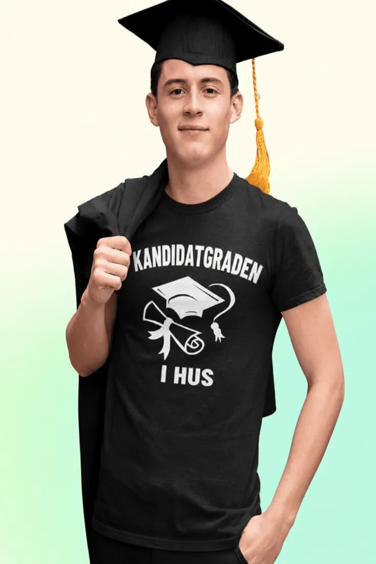 Sjov t-shirt Kandidatgraden er i hus – KANDIDATGRADEN