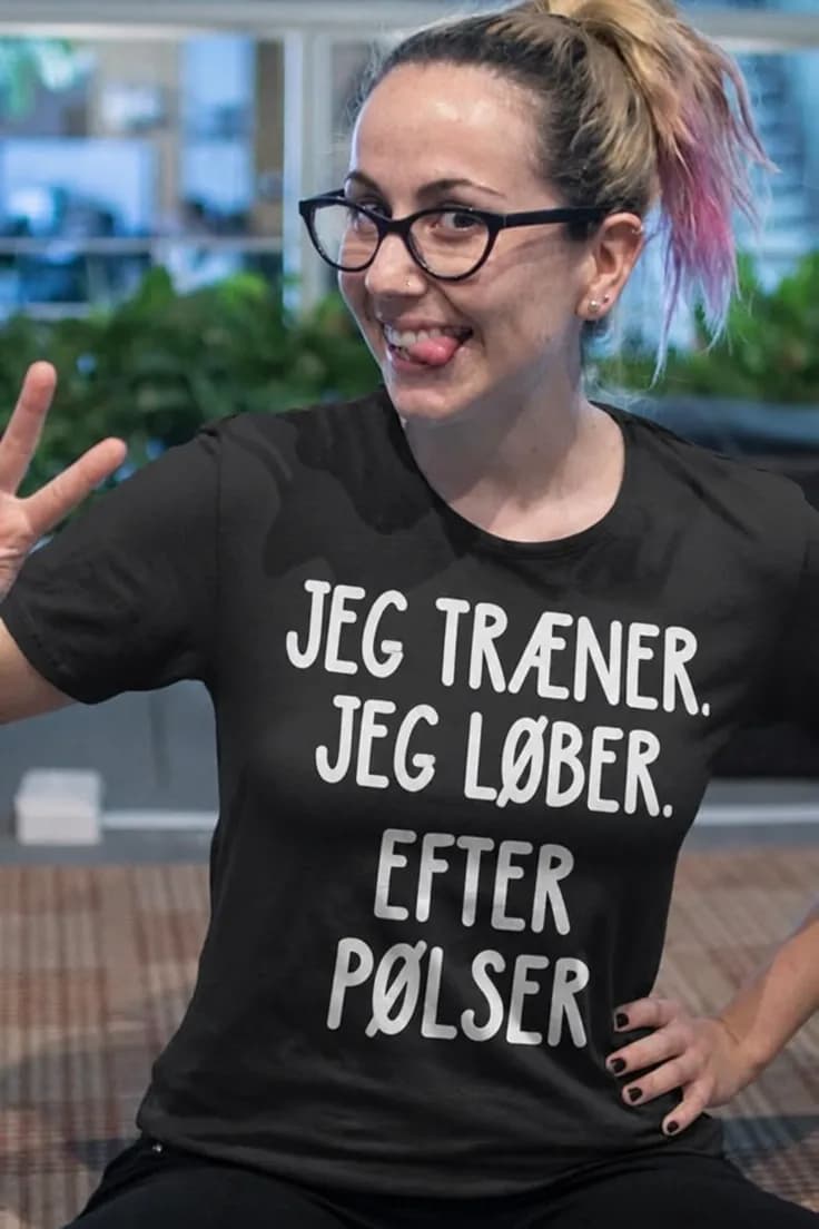 Sjov t-shirt Løber efter pølser – JEG TRÆNER.