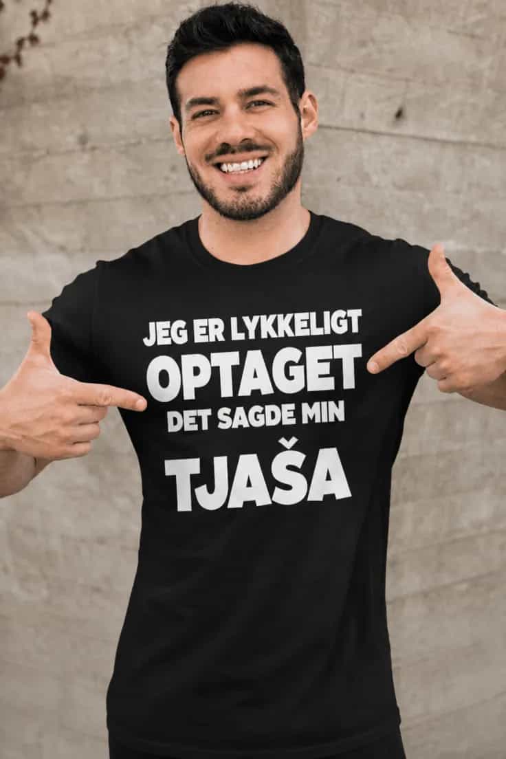 Sjov t-shirt Lykkeligt optaget med navn