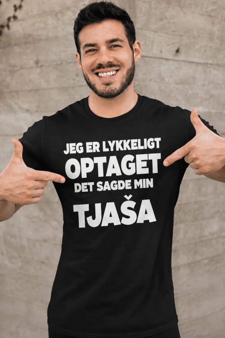 Sjov t-shirt Lykkeligt optaget med navn