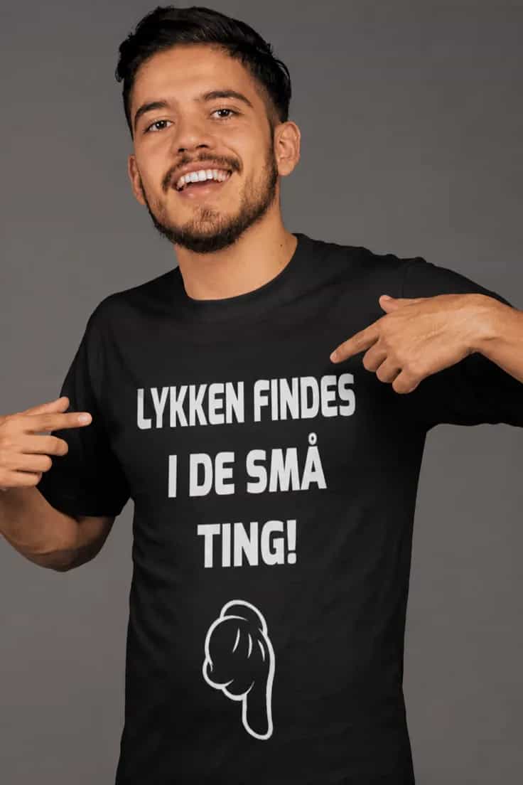 Sjov t-shirt Lykken findes i små ting – LYKKEN FINDES