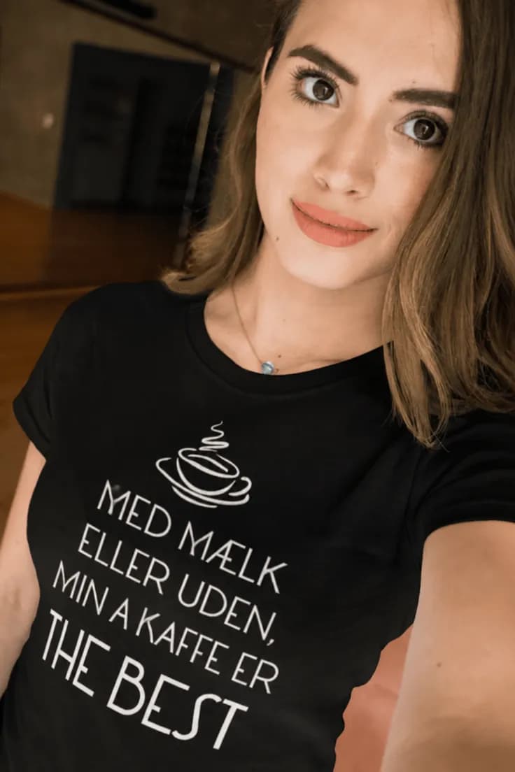 Sjov t-shirt Min kaffe er the best – MED MÆLK