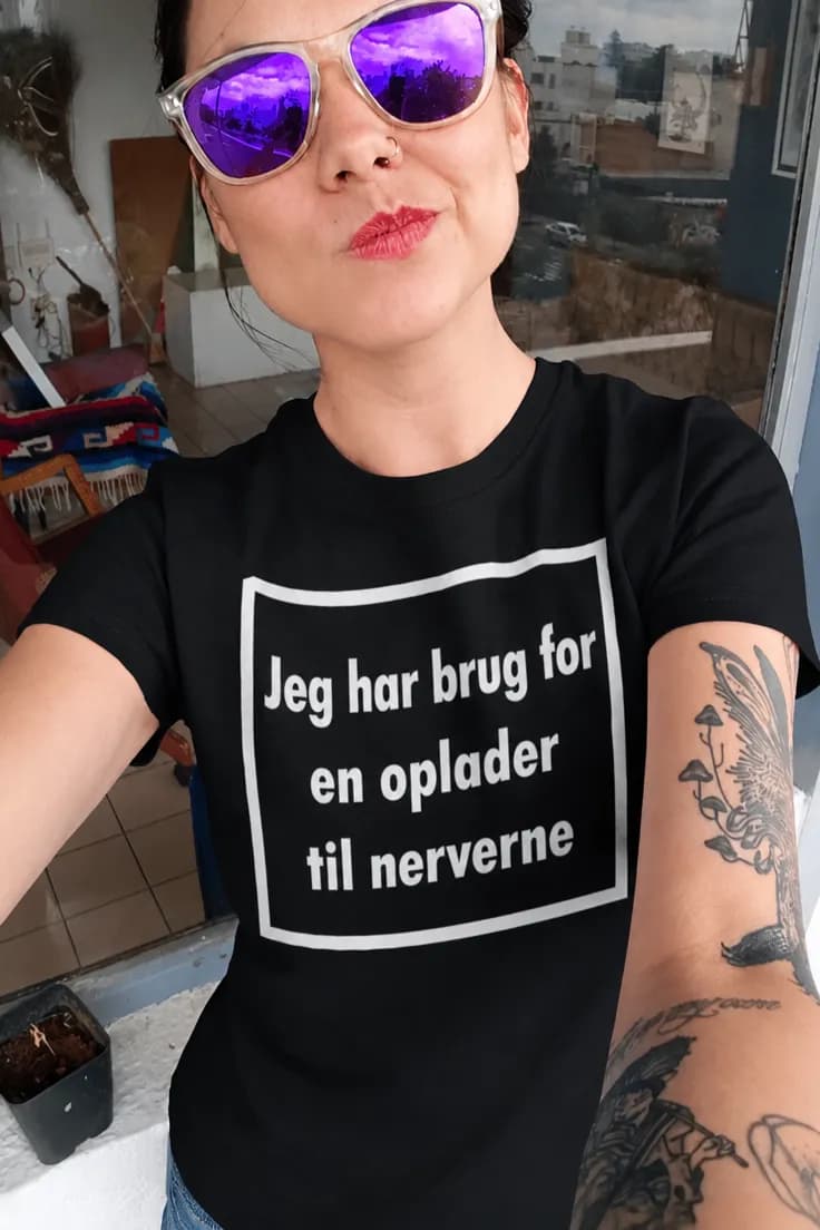 Sjov t-shirt Oplader til nerverne – Jeg har brug for