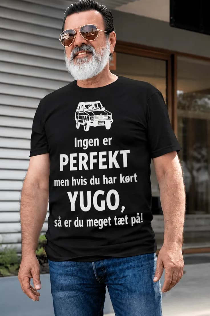 T-shirt Perfekt fordi du kørte Yugo – med ønsket bilmærke