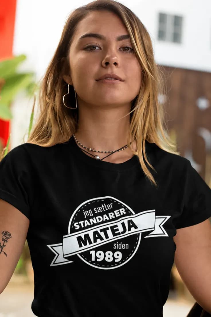 Sjov t-shirt Sætter standarder med navn