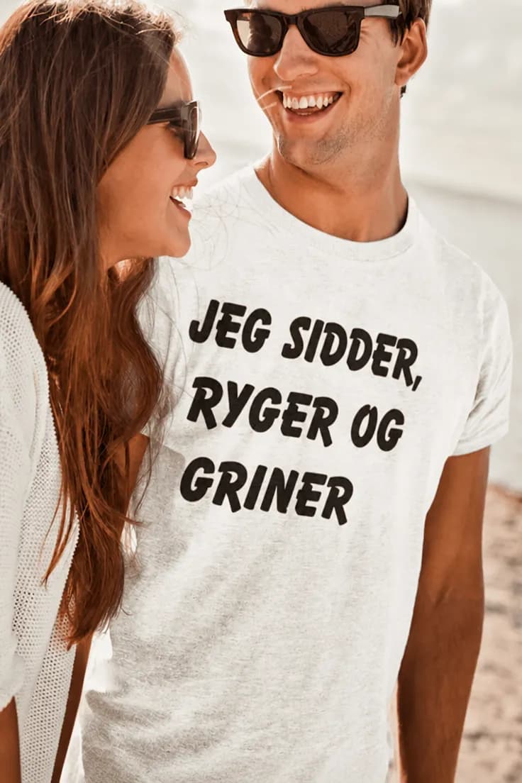 Sjov t-shirt Sidder ryger og griner