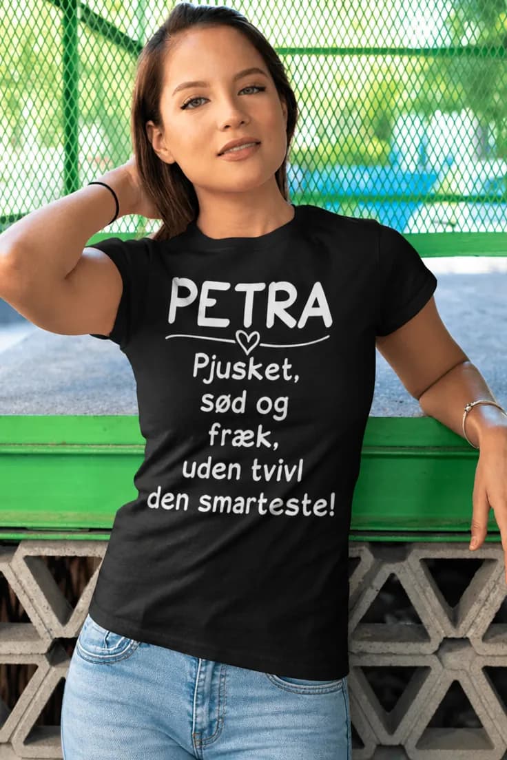 Sjov t-shirt Smarteste med navn - PETRA