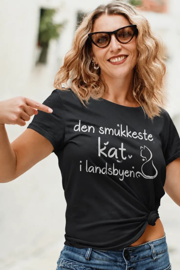 Sjov t-shirt Smukkeste kat i landsbyen